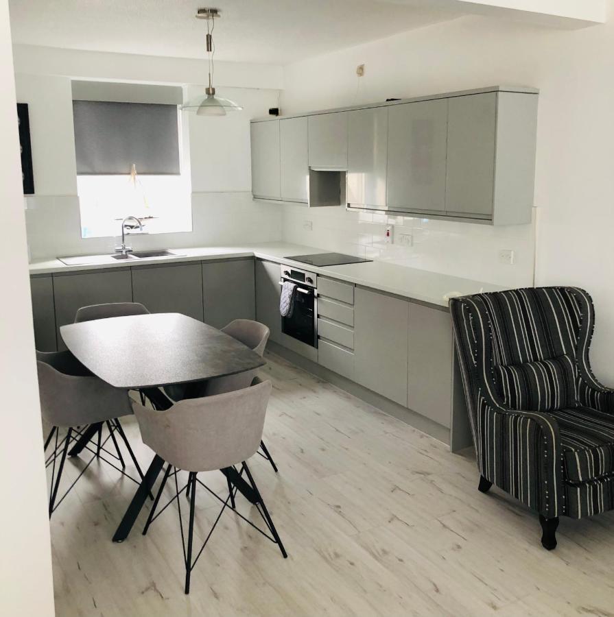Spacious And Bright Town Centre Apartment Ballycastle Exteriör bild